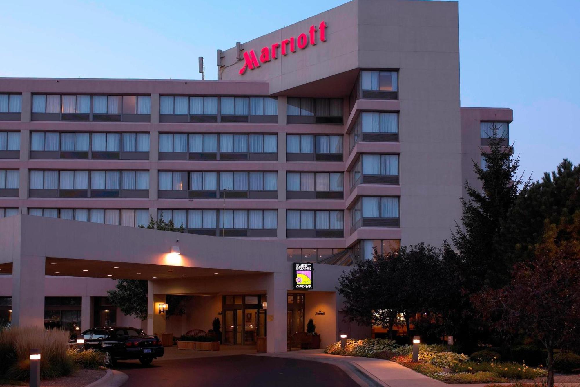 Detroit Marriott Livonia Hotel Екстериор снимка